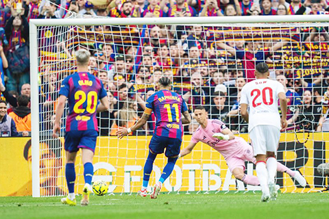 ◎ 三月十五日,巴塞十一號拉芬拿打入三球。巴塞主場五比二戰勝西維爾。(新華社發)