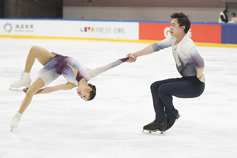 ◎ 三月十五日,齊齊哈爾市冬季運動項目中心組合張嘉軒(左)/黃一航在比賽中。全國花樣滑冰冠軍賽雙人滑自由滑比賽在北京舉行。齊齊哈爾市冬季運動項目中心組合張嘉軒/黃一航以總成績一百九十一點七六分獲得雙人滑項目冠軍,齊齊哈爾市冬季運動項目中心組合郭蕊/張益文以總成績一百八十四點一五分獲得亞軍,北京市冬季運動管理中心組合陳雨萱/董胤博以總成績一百七十五點六七分獲得季軍。(新華社發 馬子涵 攝)