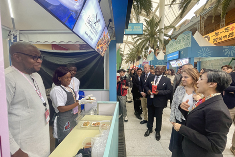 ◎ 一眾嘉賓巡視展位。