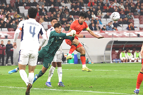 ◎ 三月二十五日,CFA中國之隊.西安國際青年足球錦標賽在西安舉行。在首輪比賽中,中國U23男足二比二戰平泰國U23男足。圖為泰國隊守門員將球擊出。(中新社記者 張遠 攝)