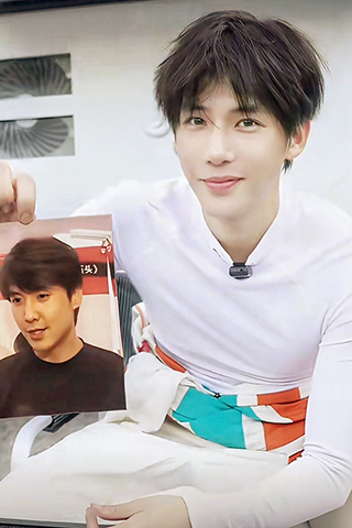 ◎ 王安宇手持《飛馳人生3》主演沈騰少年時的照片。