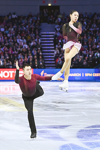 ◎ 三月二十五日,中國組合張嘉軒(上)/黃一航在比賽中。世界花樣滑冰錦標賽雙人滑短節目比賽在捷克首都布拉格舉行。(新華社記者 張豪夫 攝)