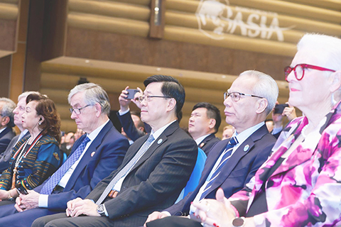 ◎ 三月二十六日,香港特區行政長官李家超在海南出席博鰲亞洲論壇二零二六年年會全體大會。今年是論壇成立二十五周年,主題為「塑造共同未來:新形勢、新機遇、新合作」。(香港中通社)