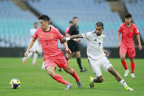 ◎ 三月二十七日,中國隊球員朱辰傑(左)和庫拉索隊球員朱尼尼奧.巴庫納在比賽中拼搶。當地時間三月二十七日,在澳大利亞悉尼舉辦的二0二六年國際足聯繫列賽中,中國隊二比0戰勝庫拉索隊。(新華社記者馬平 攝)