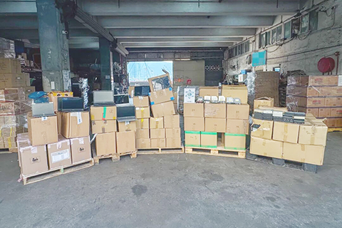 ◎ 澳門海關於內港碼頭外截獲貨車裝載未申報入澳貨物,市值約四百九十六萬元。