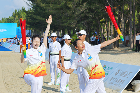 ◎ 三月三十日,第六屆亞洲沙灘運動會火炬傳遞活動在海南三亞舉行。本次傳遞以「傳遞友誼相約三亞」為主題,設置火種採集、起跑儀式與收火儀式三個核心環節。七十四名火炬手接力奔跑,串聯起約十點五公里的三亞灣沿線景觀,共同呈現了一場融自然風光、城市活力與體育激情於一體的預熱盛典。圖為01棒火炬手昌雅妮(左)與02棒火炬手王海蘭。(中新社記者駱雲飛攝)
