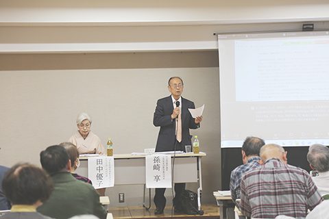 ◎ 當地時間三月二十九日,針對日本首相高市早苗此前發表涉台錯誤言論、持續推動擴軍備武,數名日本學者在東京舉行研討會表達憂慮,認為日本當前政治走向日益右傾,高市推動的軍備擴張路線可能將日本拖入戰爭深淵。圖為日本外務省前官員、東亞共同體研究所所長孫崎享演講。(中新社記者 朱晨曦 攝)