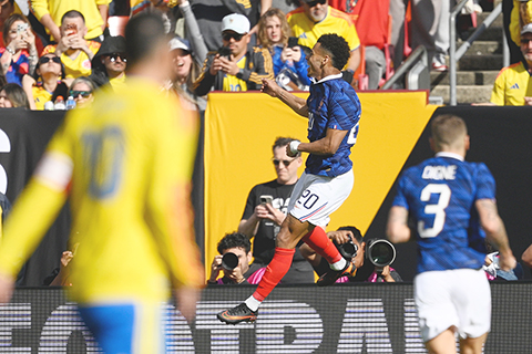 ◎ 法足二十號杜爾(中)昨役二度梅開。(美聯社)