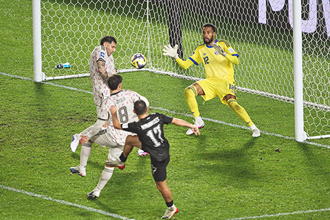 ◎ 昨夜足球友賽,客軍智利門將羅倫士很忙,最終一比四不敵黑衣新西蘭國足。(美聯社)