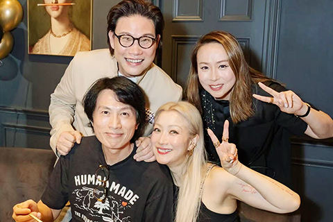 ◎ 蘇永康(後左)為太太(後右)慶生,好友黃子華(前左)鄭秀雯(前右)到賀!