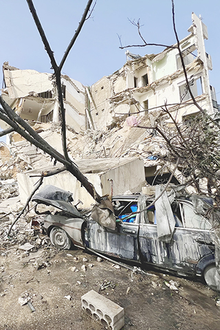 ◎ 這是四月四日在黎巴嫩提爾拍攝的遭以色列空襲損毀的車輛和建築。黎巴嫩國家通訊社當日報道,以色列當天對貝魯特南郊以及黎南部多地發動多次空襲,造成至少十四人死亡、廿五人受傷。(新華社發 阿里·哈希紹攝)