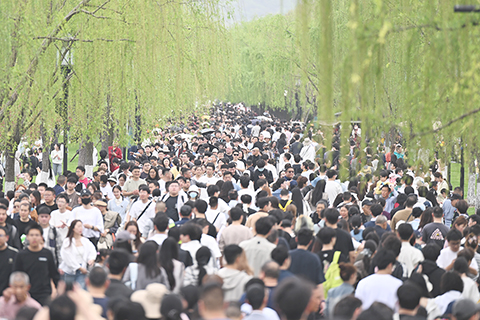 ◎ 四月五日,不少遊客在西湖白堤遊覽。當日是清明小長假第二天,浙江杭州西湖景區迎來遊客高峰。(中新社記者 王剛 攝)
