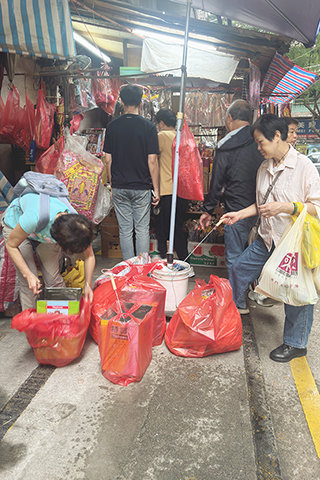 ◎ 清明節市民選購香燭祭品拜祭先人。