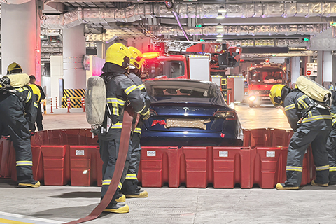 ◎ 消防員組裝拼合水池圍封車輛,模擬注水浸泡降溫。