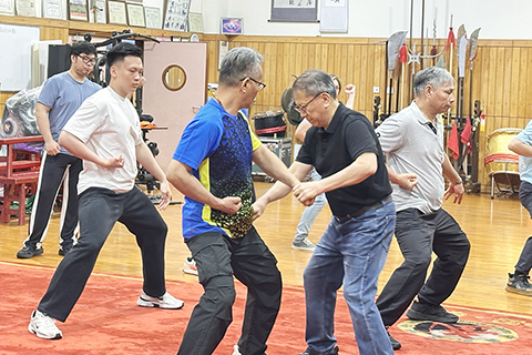 ◎ 阮愛武師父指導學員。