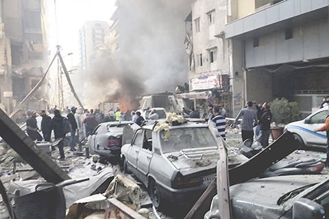 ◎ 以色列國防軍四月八日稱,以軍對黎巴嫩真主黨實施本次美以伊衝突開始以來「最大規模打擊」。黎巴嫩方面當日稱,以色列空襲已致數百人死傷。圖為當日,在黎巴嫩首都貝魯特,以色列發動的空襲導致汽車和建築被毀(手機照片)。(新華社發 比拉爾.賈維希 攝)