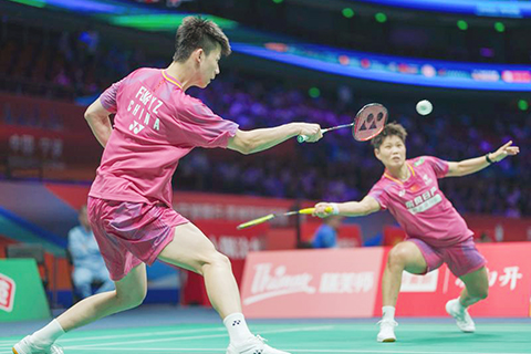 ◎ 四月九日,馮彥哲(左)/黃東萍在比賽中。在浙江寧波舉行的亞洲羽毛球錦標賽混合雙打八分之一決賽中,中國組合馮彥哲/黃東萍二比0戰勝印度尼西亞組合西亞納維/馬爾瓦,晉級八強。(新華社記者 孫非 攝)