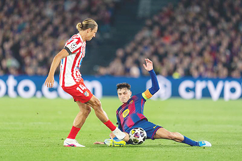 ◎ 馬體會羅蘭迪(左)與巴塞的柏迪拼搶。(新華社發)