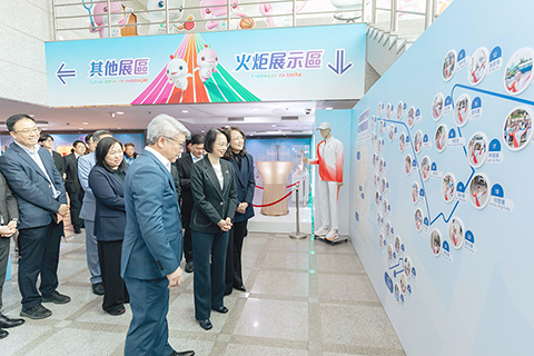 ◎ 一眾嘉賓參觀專題展。