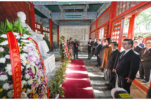 ◎ 四月十一日上午,中國國民黨主席鄭麗文率國民黨訪問團,到北京香山碧雲寺拜謁孫中山先生衣冠冢。這是鄭麗文一行在香山碧雲寺孫中山紀念堂向孫中山先生像敬獻花籃。(新華社記者陳曄華 攝)