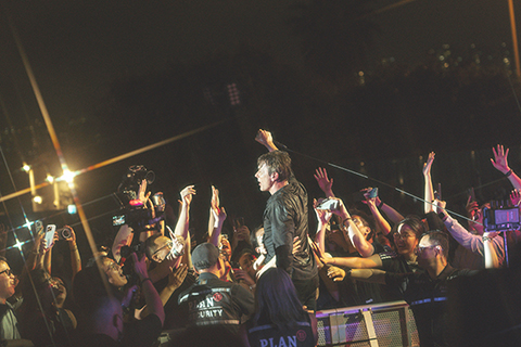 ◎ 歌手與歌迷互動。