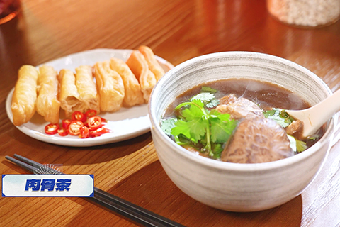 ◎ 肉骨茶特寫。