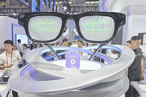 ◎ 四月十三日,海南海口,第六屆中國國際消費品博覽會展館內展出的科技類展品。(中新社記者 王曉斌 攝)