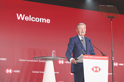 ◎ 四月十四日,匯豐集團舉辦的「全球投資峰會二0二六」在香港揭幕,峰會議題涵蓋地緣政治、科技突破、資金流向,以及私人金融網絡的崛起,探討其如何促進全球增長與創新。圖為匯豐集團主席聶智恒(Brendan Nelson)在會上發言。(中新社發 匯豐集團供圖)