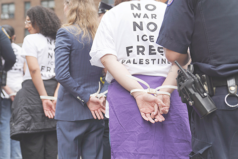 ◎ 四月十三日,民眾在美國紐約曼哈頓舉行反對戰爭、聲援巴勒斯坦,以及反對美國移民與海關執法局驅逐移民的抗議活動。圖為當日,在美國紐約曼哈頓,參加抗議活動的民眾被警察帶離現場。(新華社記者張鳳國 攝)