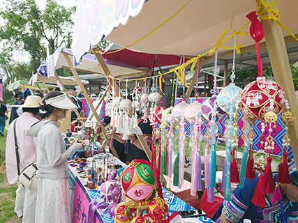 4月11日,廣西靖西景區內,遊客正在選購綉球。(李燦 攝)