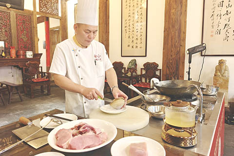 中國飯店協會名厨委副主席、閩菜大師陳輝正在製作雞湯汆海蚌。(葉秋雲 攝)