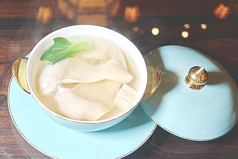 一盅雞湯汆海蚌新鮮出爐。(葉秋雲 攝)