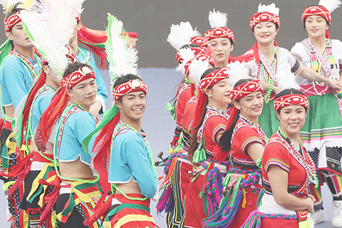 ◎四月十六日,「二零二六江蘇.南京台灣周」開幕式暨兩岸民俗大匯演在南京高淳舉行。圖為台灣青年表演舞蹈。(中新社記者 泱波 攝)