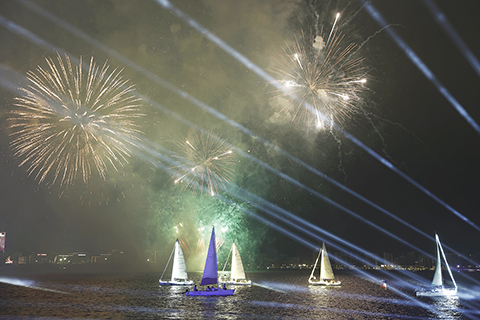 ◎ 四月十五日晚,J80帆船列隊在滴水湖上巡遊。上海帆船公開賽在臨港滴水湖畔開賽。(中新社記者 殷立勤 攝)