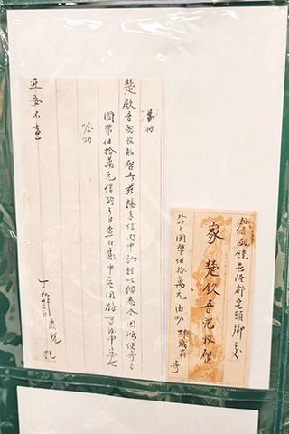 ◎ 目前,《跨洋家書——一信看海外華人故事》僑批展正在香港潮州會館舉行,一封封「僑批」在展廳和場地多面牆展示,展示出華僑在外對家鄉的思念,以及「茲付去中央國幣貳拾元」這一具體對家人的支持,向百年後的我們訴說著當年潮人的故事和金融發展。圖為「僑批」。(香港中通社記者梁嘉軒攝)