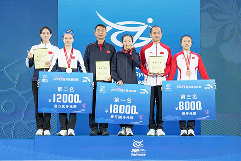 ◎ 五月十九日,冠軍河南隊選手張怡涵(右三)和教練員崔成玉(左三)、亞軍廣東隊選手柯沁沁(左二)和教練員陳佳(左一)、季軍浙江隊選手張清穎(右一)和教練員葉盛在頒獎儀式上。全國體操錦標賽女子自由體操決賽在福建廈門舉行。(新華社記者 孫非 攝)