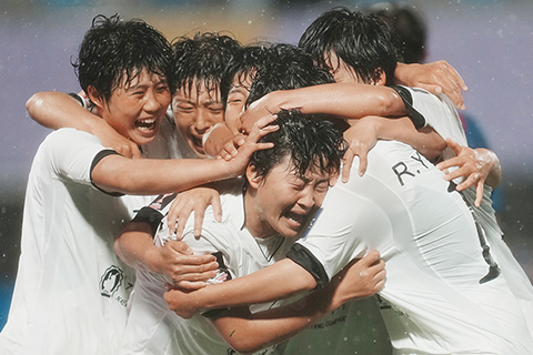 ◎ 五月二十日,我故鄉隊球員在比賽中慶祝進球。在韓國水原舉行的二0二六亞足聯女子冠軍聯賽半決賽中,朝鮮我故鄉隊客場二比一戰勝韓國水原FC隊,晉級決賽。將與日本綠茵女足爭奪亞冠。(美聯社)