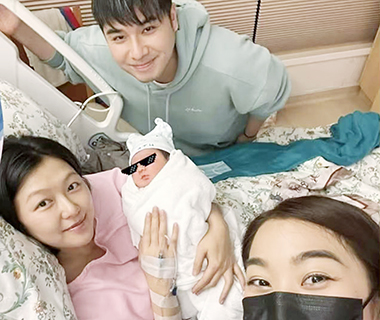 ◎ 姜文杰(後)喜獲愛女,前面的姑姐姜麗文(右)開心合照。
