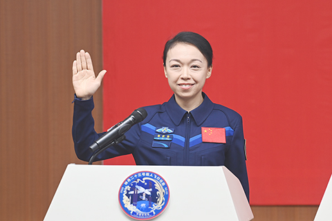 ◎五月廿三日,神舟二十三號乘組三名航天員在酒泉衛星發射中心問天閣與中外媒體記者集體見面。圖為來自香港的航天員黎家盈。(汪江波 攝)