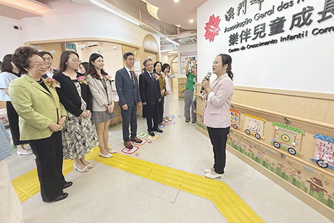 ◎ 嘉賓們參觀中心設施。