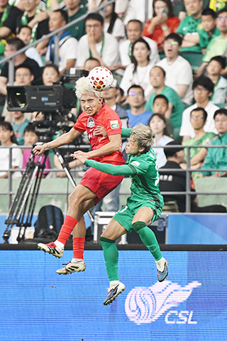 ◎ 五月二十三日,在北京工人體育場進行的中國足球超級聯賽第十四輪比賽中,北京國安隊主場一比二不敵河南俱樂部彩陶坊隊。圖為河南俱樂部彩陶坊隊球員黃銳烽(左)爭頂頭球。(中新社記者 田雨昊 攝)