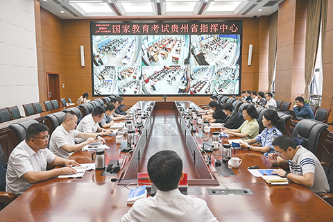◎ 六月七日,貴州省貴陽市,國家教育考試貴州省指揮中心監控大屏實時顯示貴州省各考點的現場情況。當日,二0二六年全國高考拉開帷幕。(中新社記者 瞿宏倫 攝)