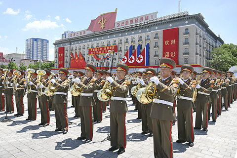 ◎ 當地時間六月八日中午,中共中央總書記、國家主席習近平乘專機抵達平壤,開始對朝鮮進行國事訪問。這是歡迎儀式現場的軍樂團。(新華社記者 申宏 攝)
