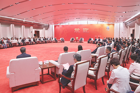 ◎ 六月十三日,第十八屆海峽論壇大會在廈門舉行。中共中央政治局常委、全國政協主席王滬寧在大會開始前會見了參加論壇的台灣嘉賓代表。(香港中通社記者謝光磊 攝)