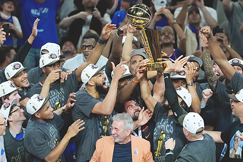 ◎ 紐約人隊於六月十三日,在聖安東尼奧舉行的NBA總決賽籃球系列賽第五場比賽中擊敗聖安東尼奧馬刺隊後,慶祝奪總決賽冠軍獎杯。(美聯社/羅斯.D.富蘭克林)