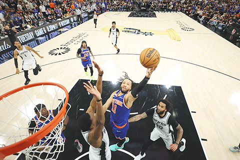 ◎ 六月十三日,在聖安東尼奧舉行的NBA總決賽籃球系列賽第五場上半場比賽中,紐約人隊後衛謝倫賓遜(Jalen Brunson,11)突破聖安東尼奧馬刺隊前鋒朱利安.張帕尼(Julian Champagnie,30)封阻投籃,謝倫賓遜是役攻入四十五分,將選為系列賽MVP。(傑夫伯克/美聯社泳池)