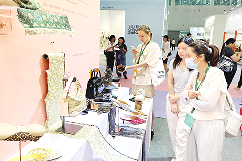展出的女鞋、手提包等國潮時尚新品,吸引觀眾駐足觀看。(中新社記者 程景偉 攝)