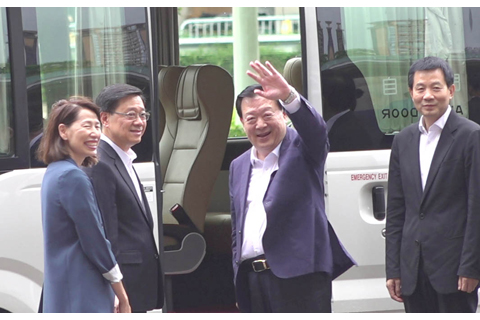 ◎ 六月十七日,中央港澳工作辦公室主任、國務院港澳事務辦公室主任夏寶龍結束兩天的考察調研行程,香港特首李家超送行。(香港中通社記者 孫思琳 攝)