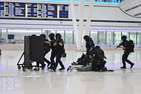 ◎ 香港警務處十六日晚上至六月十七日凌晨聯同多個政府部門及相關機構,在香港國際機場和東涌順利進行代號為「鐵壁」(SECUREWALL)的大型跨部門反恐、重大事故及安保演習。圖為機場特警組人員制服恐怖份子。(香港中通社)
