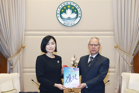 ◎ 廉政專員歐陽湘向行政長官岑浩輝提交《二零二五澳門廉政公署工作報告》。